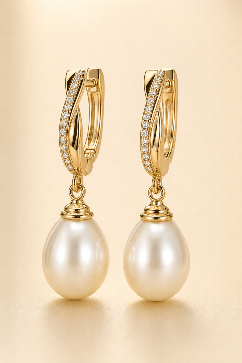 Boucles d oreilles en or et perles sur fond studio ivoire